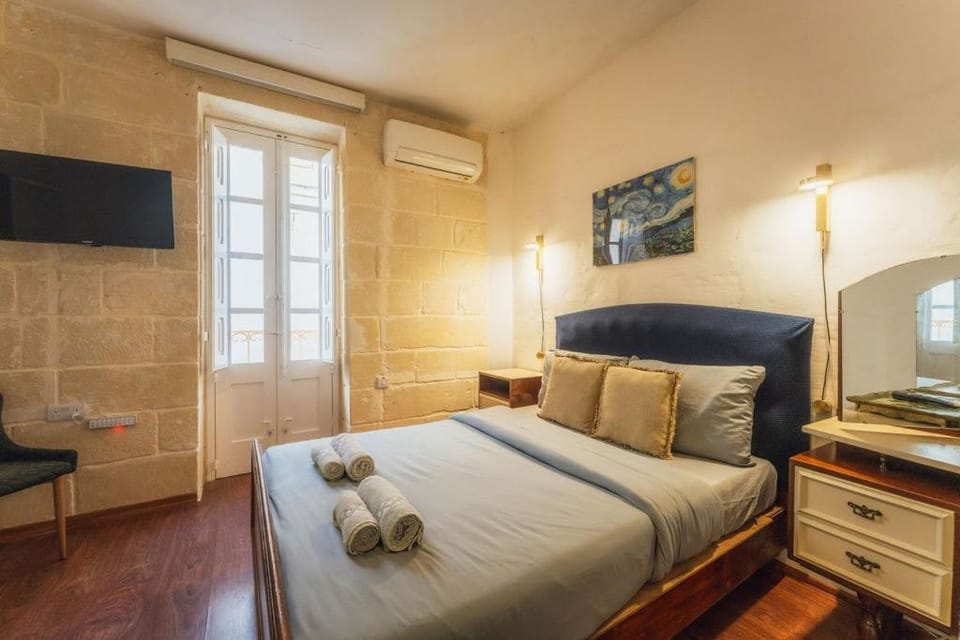 3BR Townhouse with Private Rooftop in Bormla Apartment in Malta