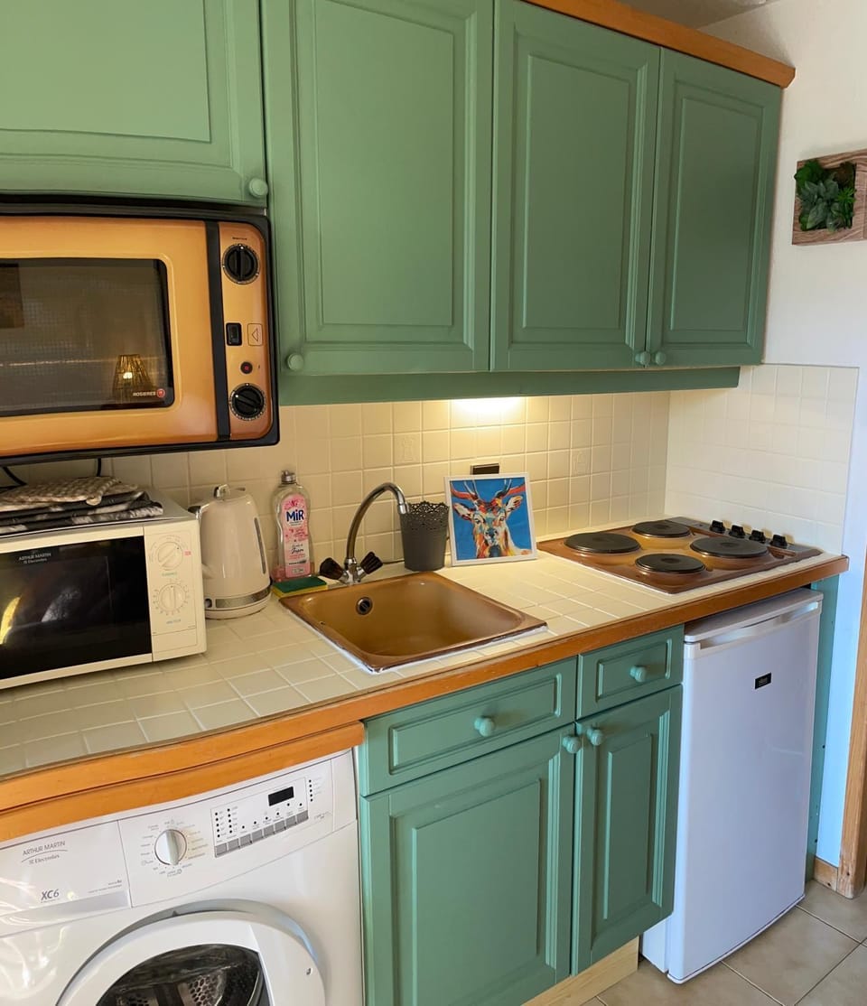 Coffee/tea facilities, Kitchen or kitchenette, oven, stove, toaster, washing machine