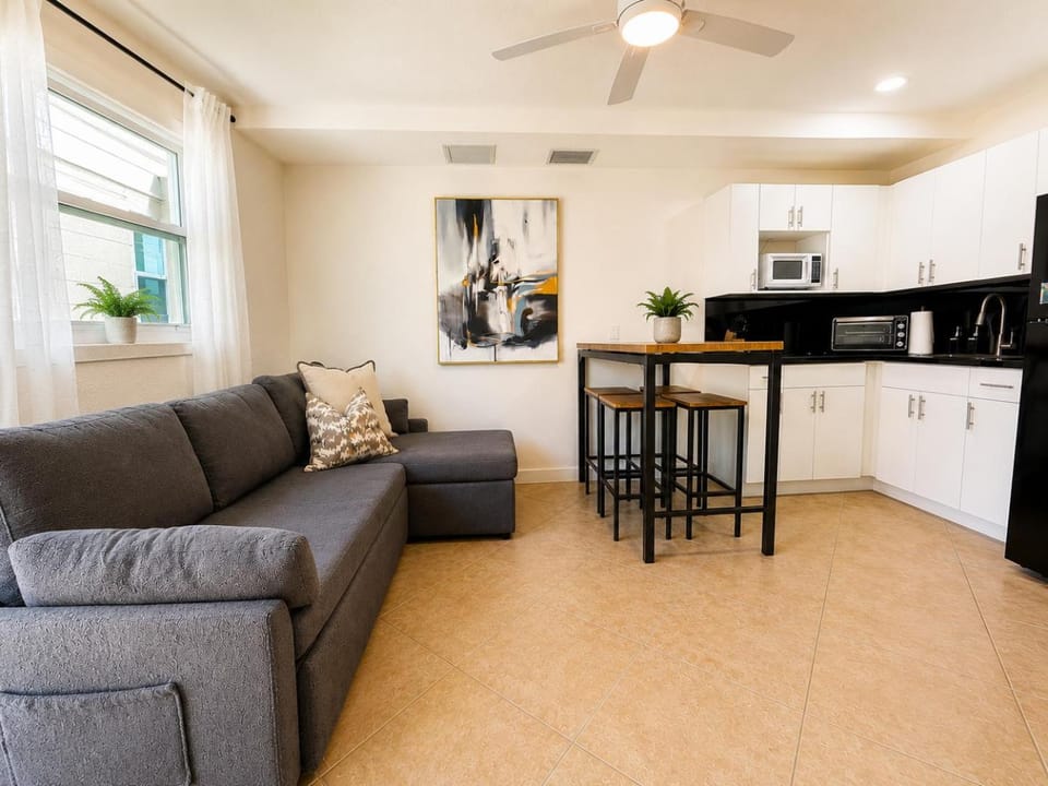 Kitchen or kitchenette, Living room, Seating area, Dining area