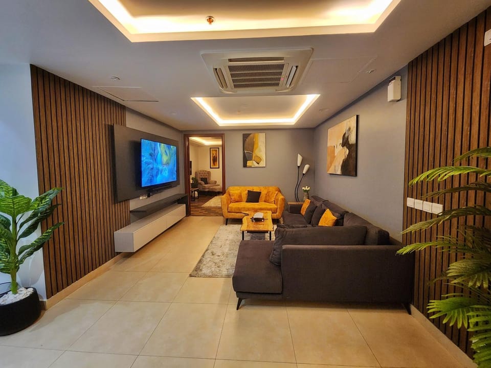 Executive Penthouse One Bedroom Suite - Goldcrest Mall and Residency Apartment in Lahore