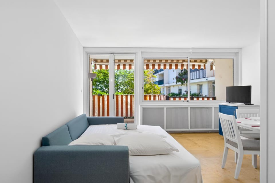 Studio à 50m plage, balcon à Carnolès Apartment in Roquebrune-Cap-Martin