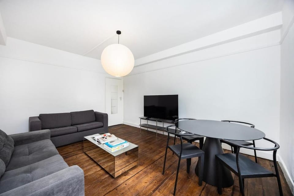 TV and multimedia, Living room, Photo of the whole room, Seating area, Dining area