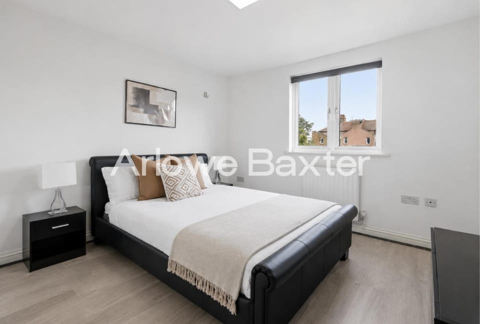 West Thurrock 4-Bed Townhouse for Work & Families Apartment in Grays