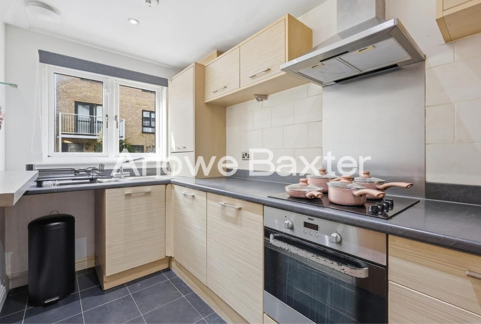 West Thurrock 4-Bed Townhouse for Work & Families Apartment in Grays