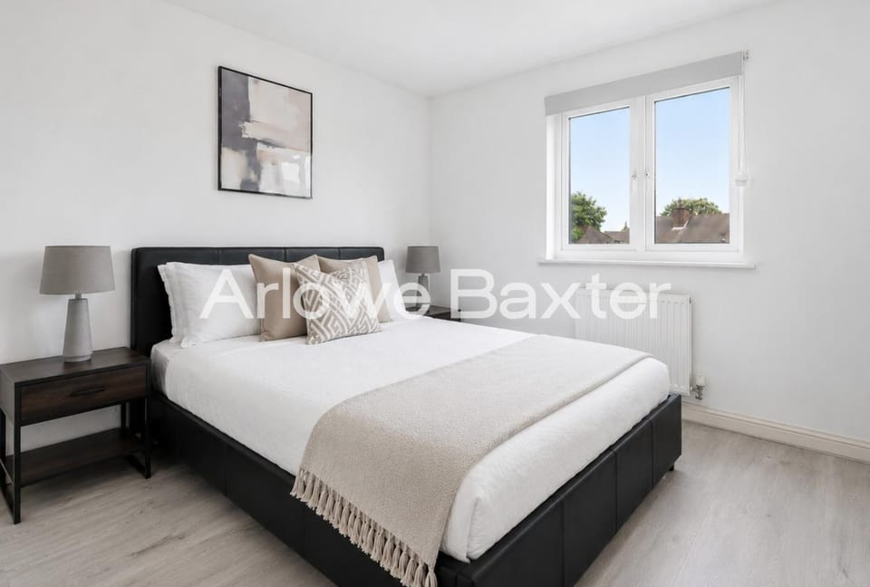 West Thurrock 4-Bed Townhouse for Work & Families Apartment in Grays