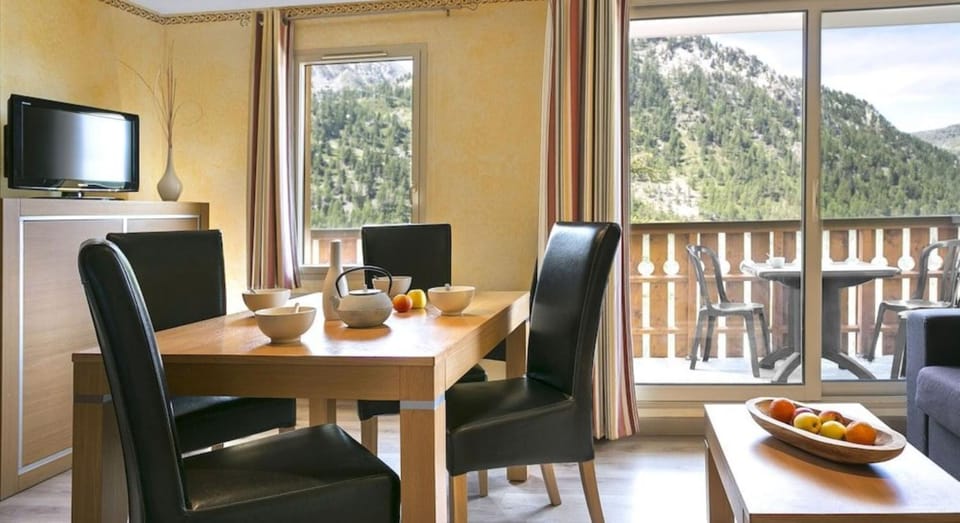 Communal lounge/ TV room, Living room, Seating area, Dining area