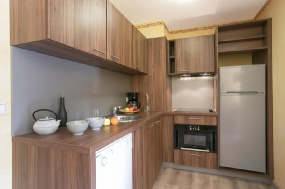 Kitchen or kitchenette, dishwasher, stove