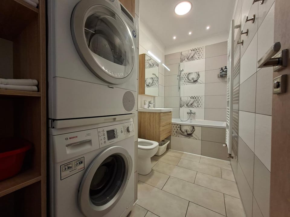 Bathroom, Bath, washing machine, dryer