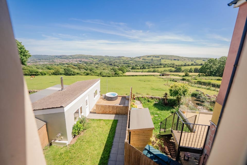 Property building, Patio, Spring, Day, Natural landscape, View (from property/room), Balcony/Terrace, Mountain view
