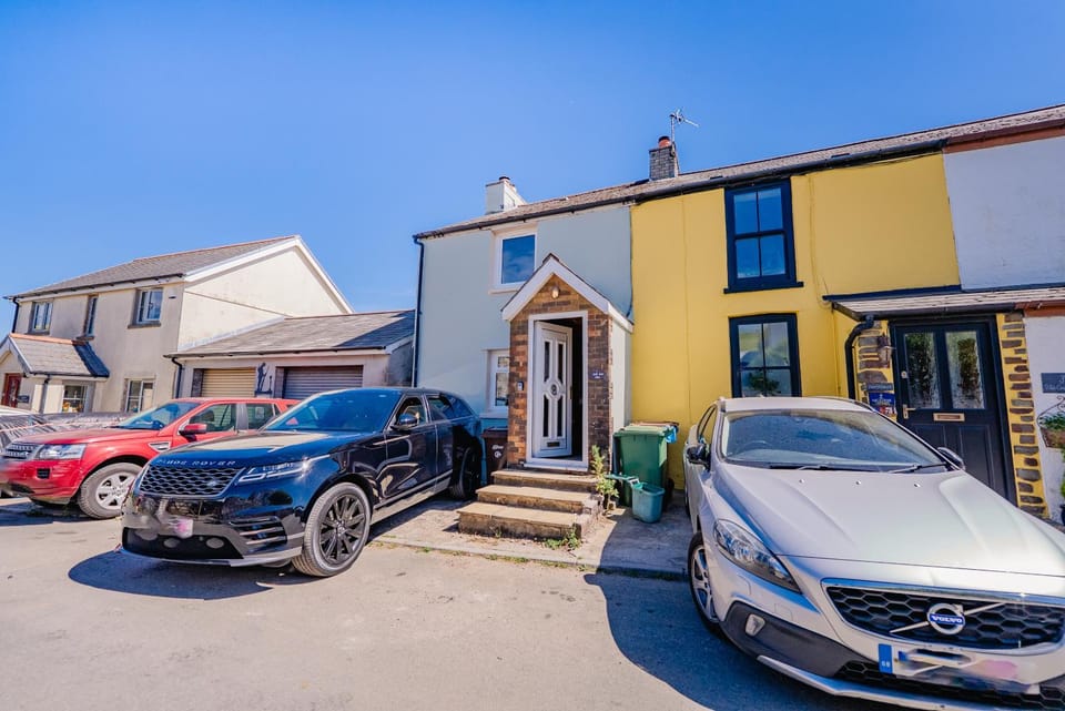 Property building, Day, Parking