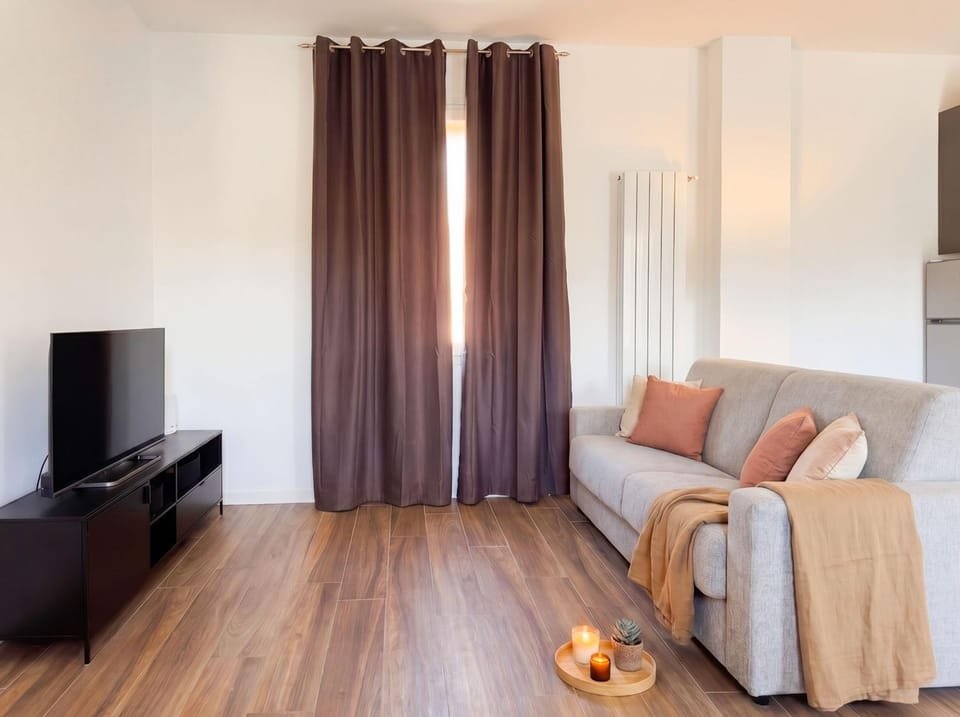Property building, Communal lounge/ TV room, TV and multimedia, Living room, Seating area, Evening entertainment