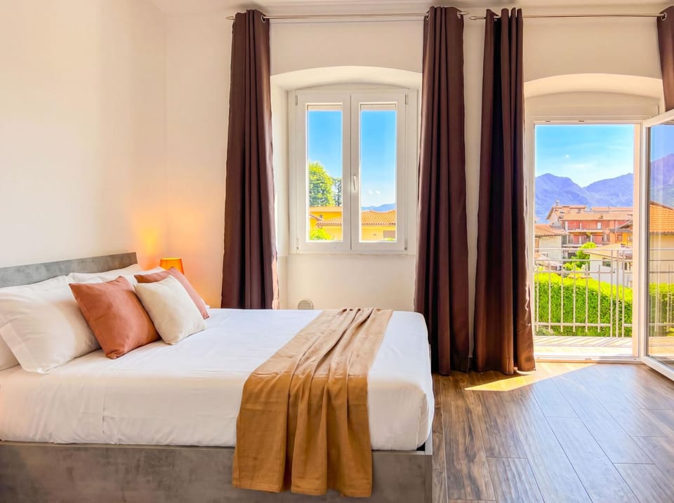 Bed, Natural landscape, Photo of the whole room, Bedroom, Mountain view