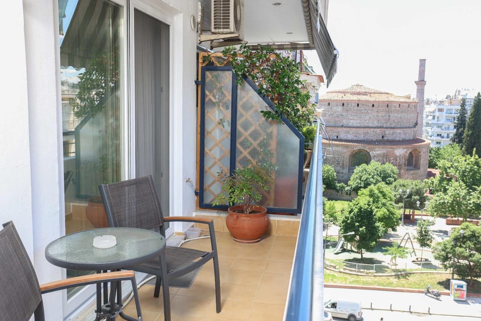 Minimal Vibe Rotonda Apartment in Thessaloniki