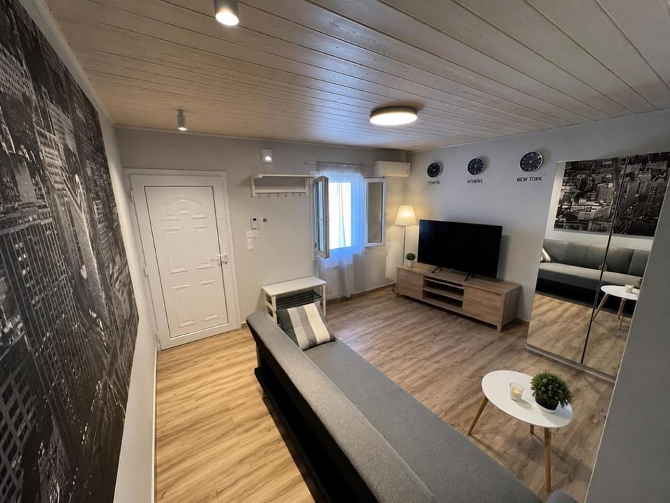 Communal lounge/ TV room, TV and multimedia, Living room, Seating area, Evening entertainment