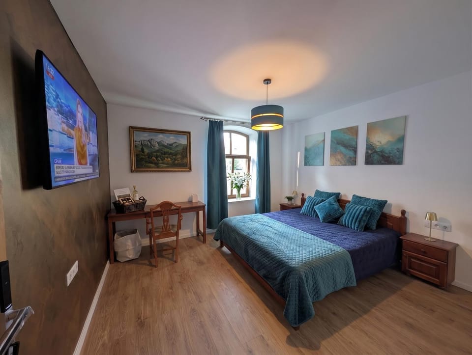 Bed, TV and multimedia, Bedroom