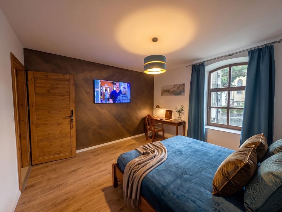Bed, TV and multimedia, View (from property/room), Other, Photo of the whole room, Bedroom