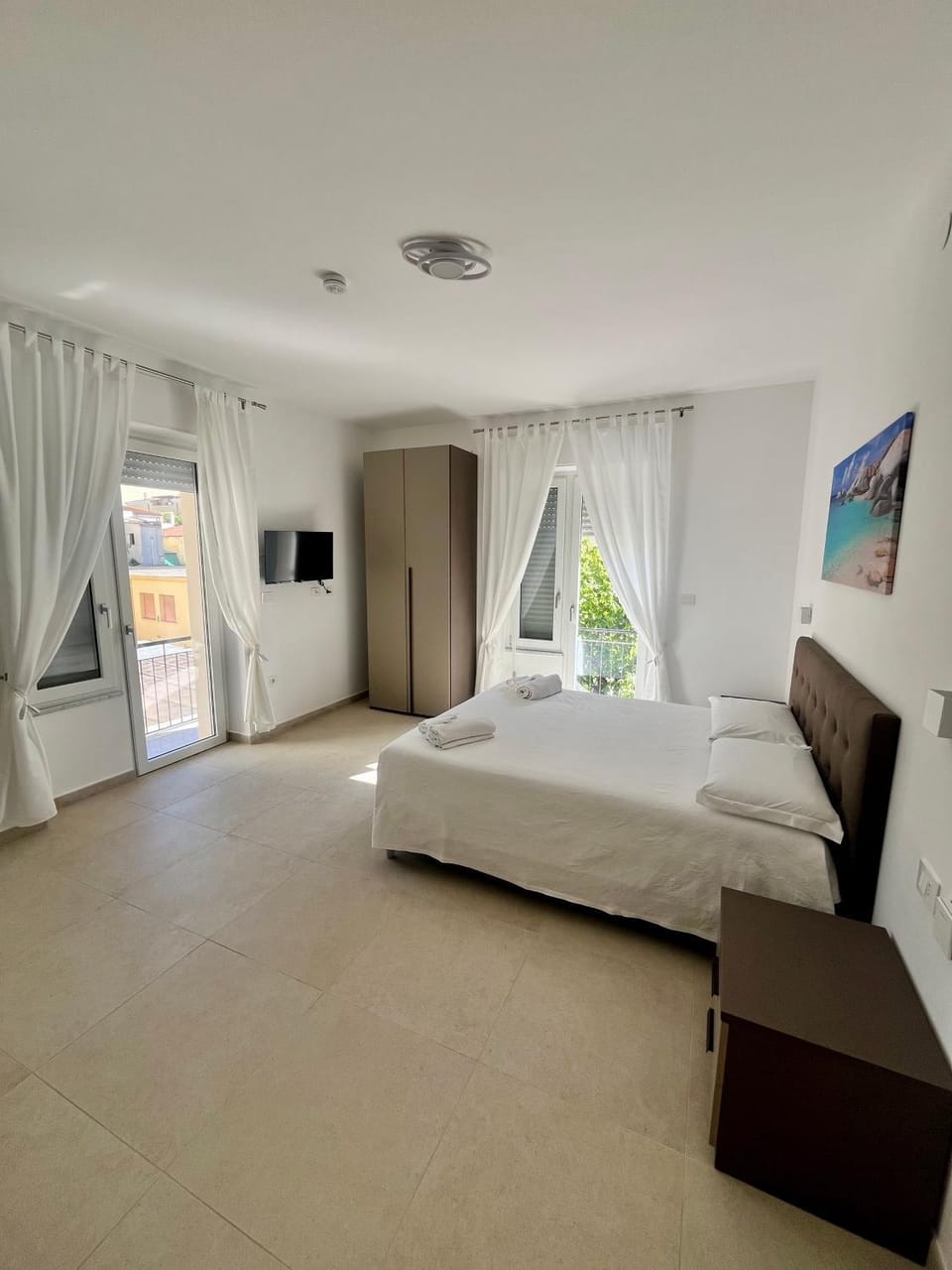Bed, TV and multimedia, Photo of the whole room, Bedroom