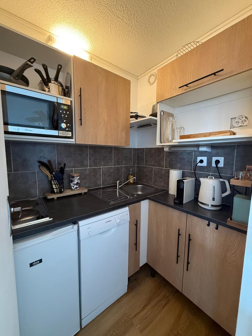 Coffee/tea facilities, Kitchen or kitchenette, dishwasher, oven, stove, toaster