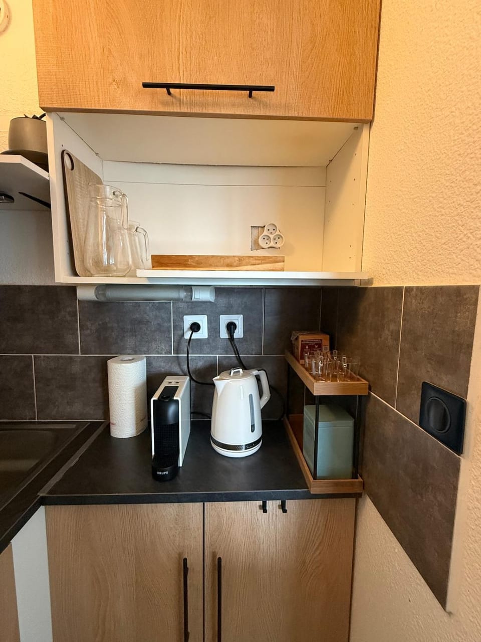 Coffee/tea facilities, Kitchen or kitchenette, stove, toaster