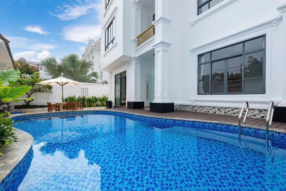 Property building, Patio, Day, Pool view, Swimming pool, sunbed