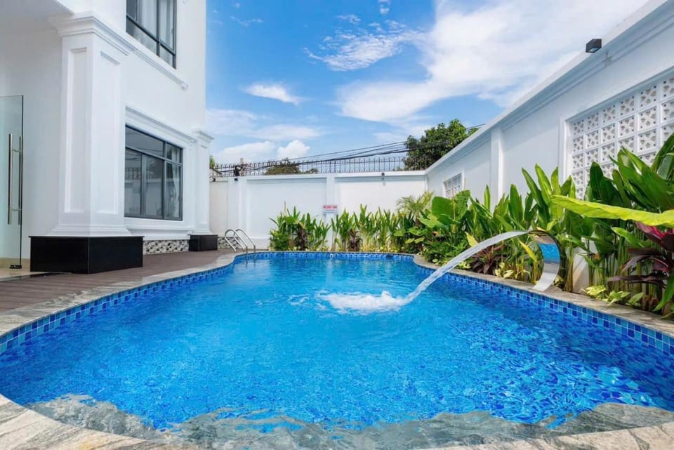 Property building, Day, Garden, Garden view, Pool view, Swimming pool
