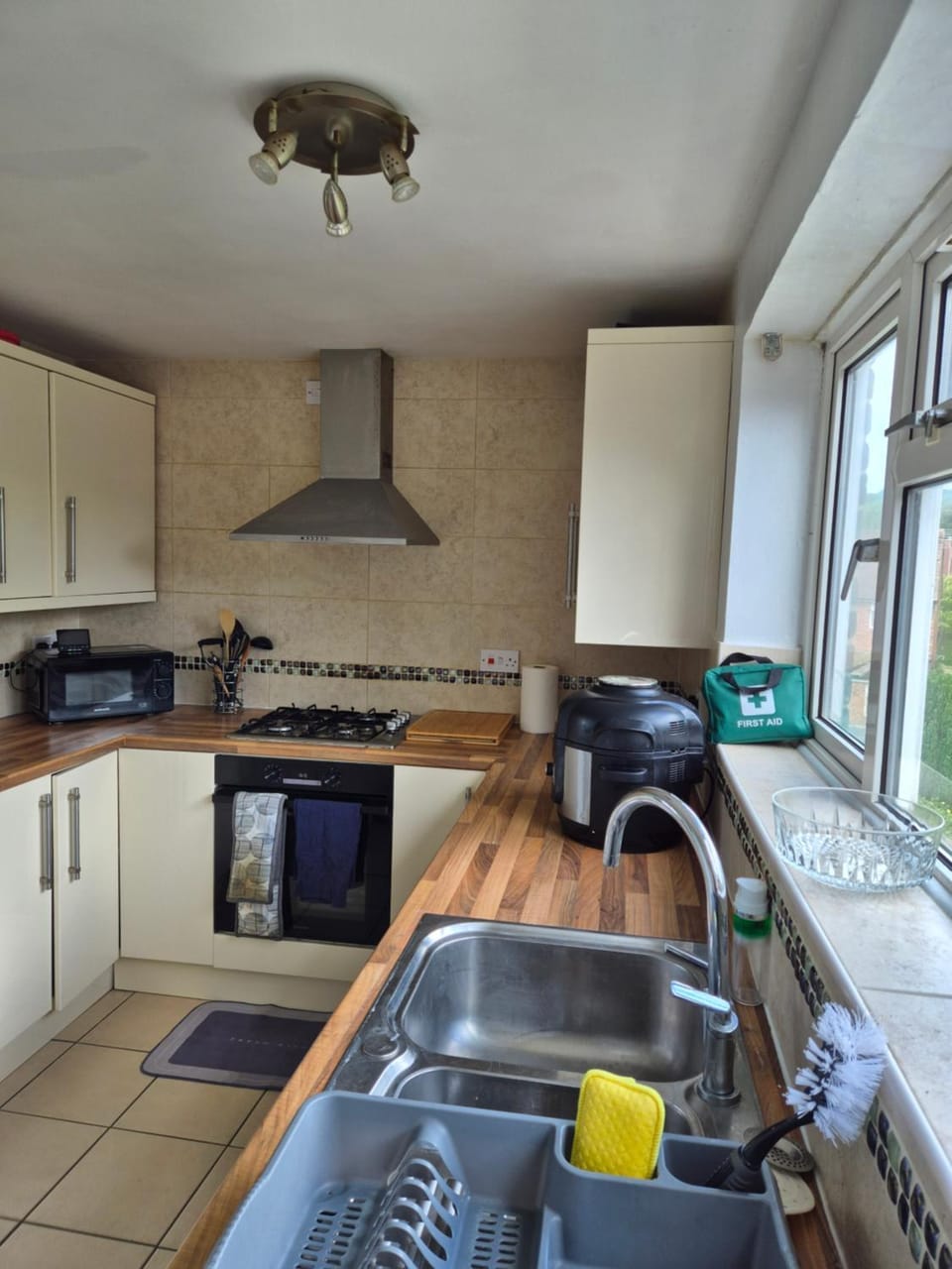 Kitchen or kitchenette, microwave, washing machine