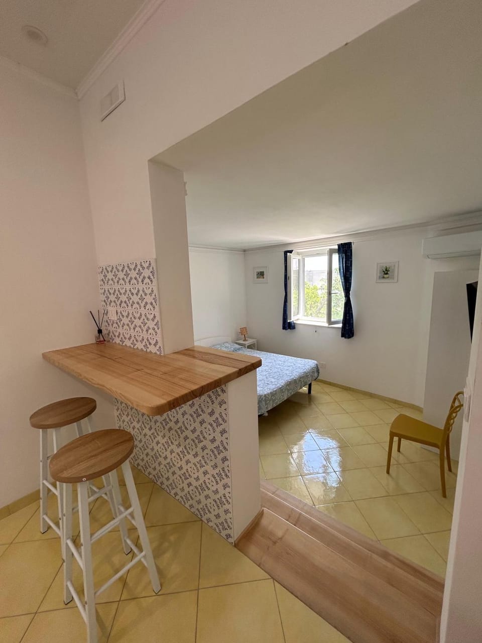 Bed, Living room, Photo of the whole room, Seating area, Bedroom, air conditioner