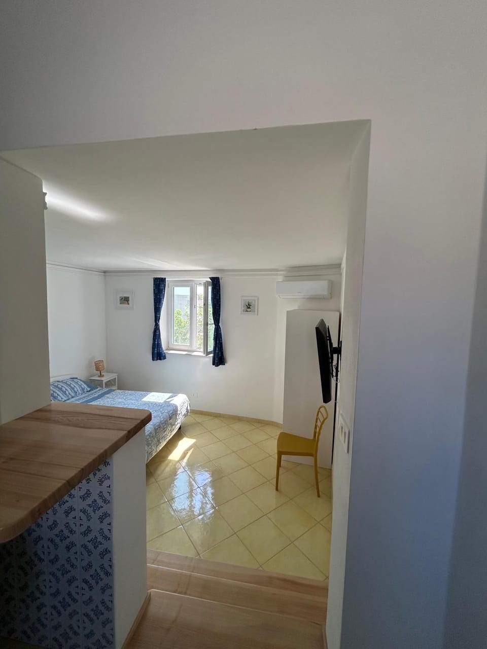 Bed, Living room, Photo of the whole room, Seating area, Bedroom