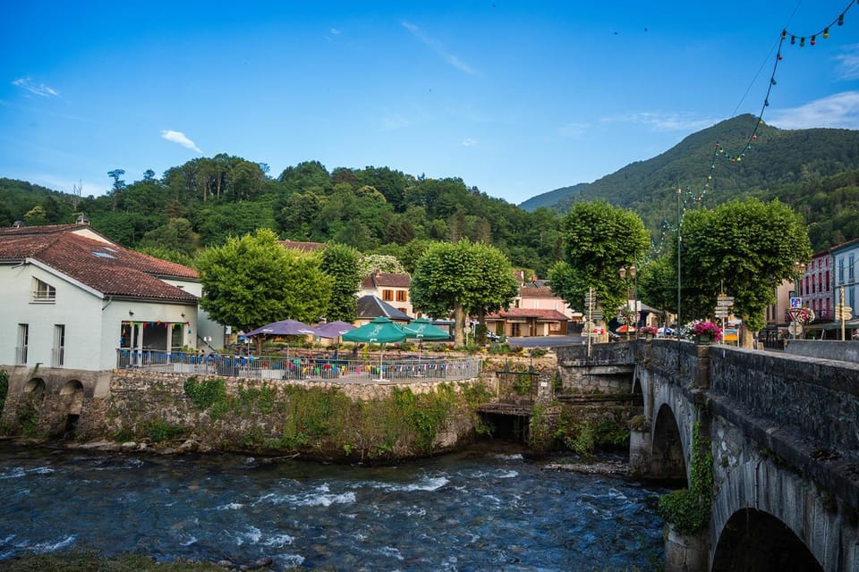 Patio, Nearby landmark, Restaurant/places to eat, Natural landscape, River view