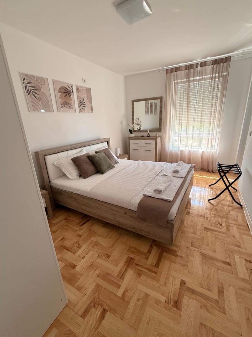 Bed, Bedroom, towels