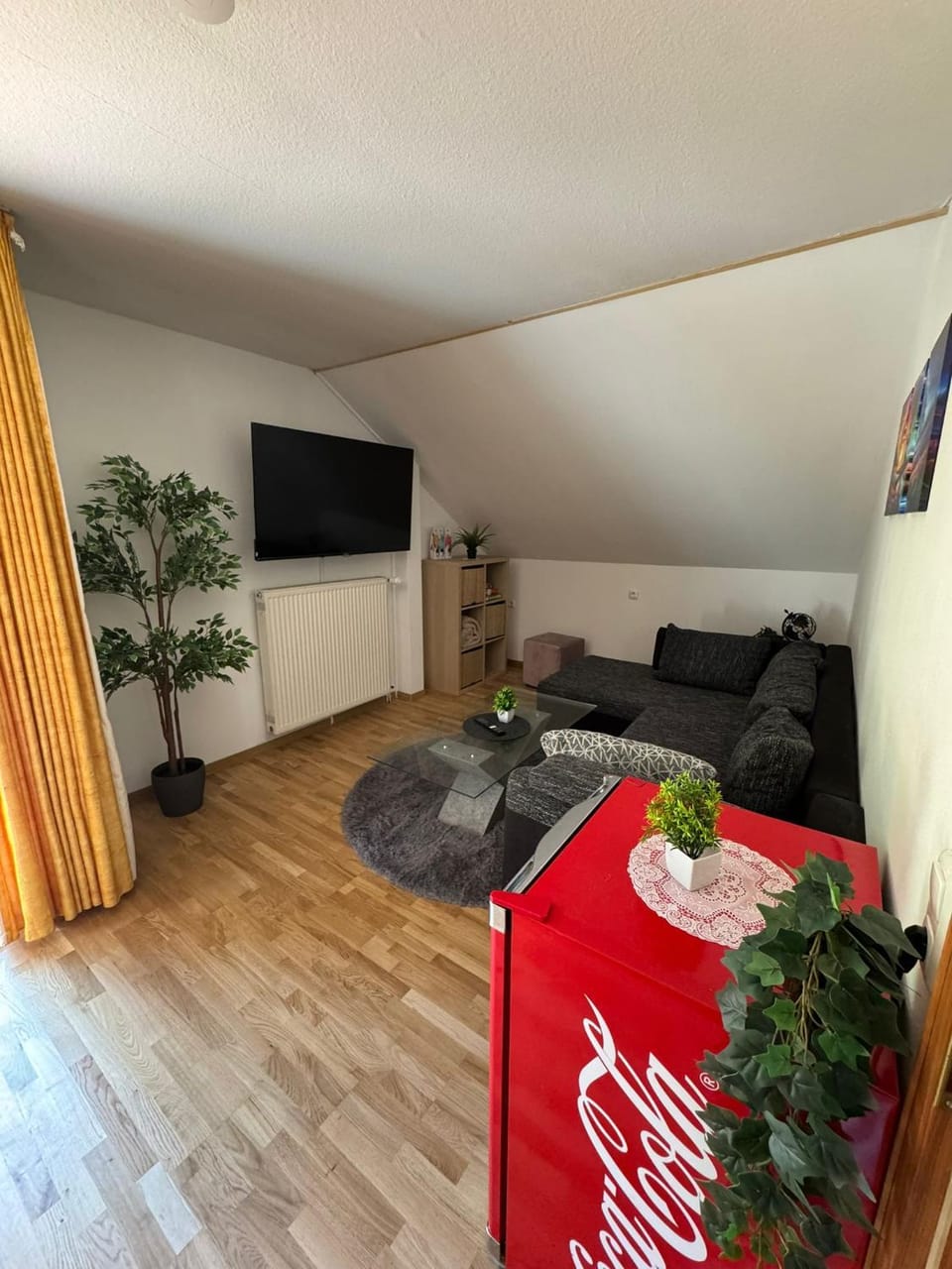 TV and multimedia, Living room, Seating area, Evening entertainment