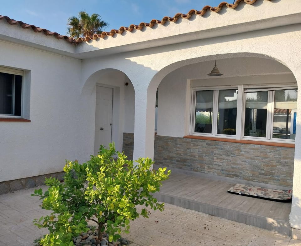 Property building, Facade/entrance, Balcony/Terrace