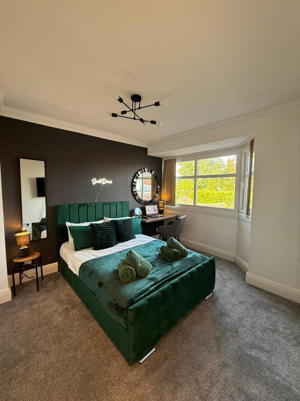 Emerald Manor - Free Parking - Free Wifi House in Solihull