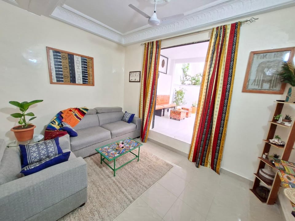 TV and multimedia, Living room, Seating area, air conditioner
