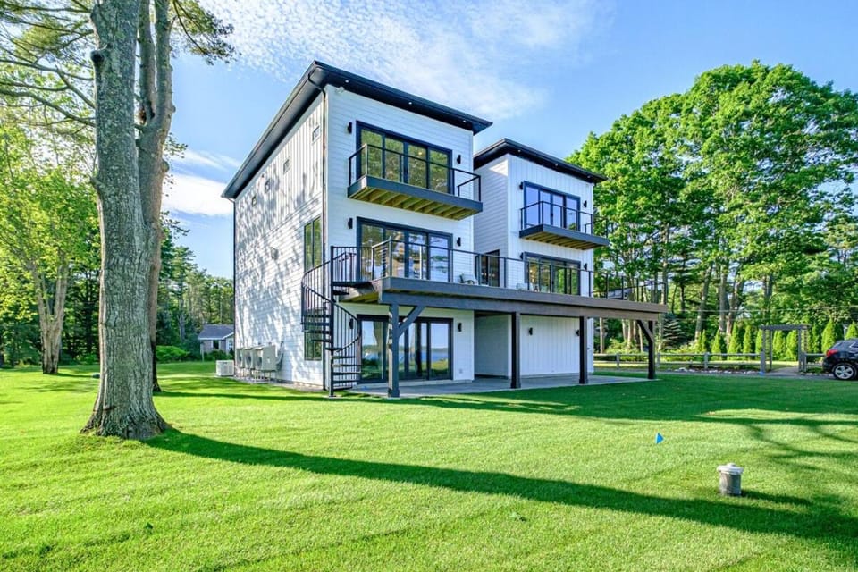 Modern Ocean Front Home 4 bed, 5 bath Freeport Villa in Freeport