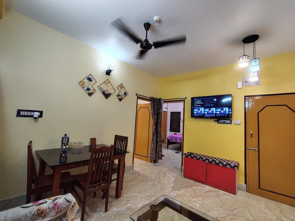 Communal lounge/ TV room, TV and multimedia, Living room, Dining area, Evening entertainment