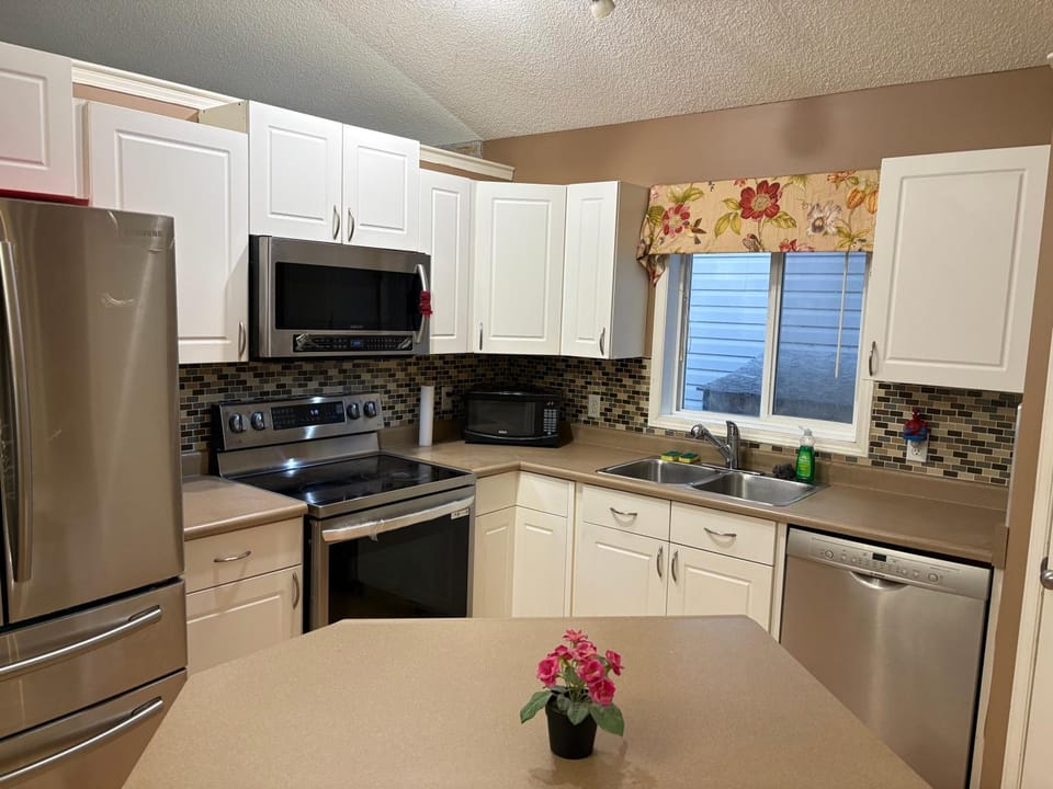 Quiet Haven west Edmonton Room Two Bed and Breakfast in Edmonton