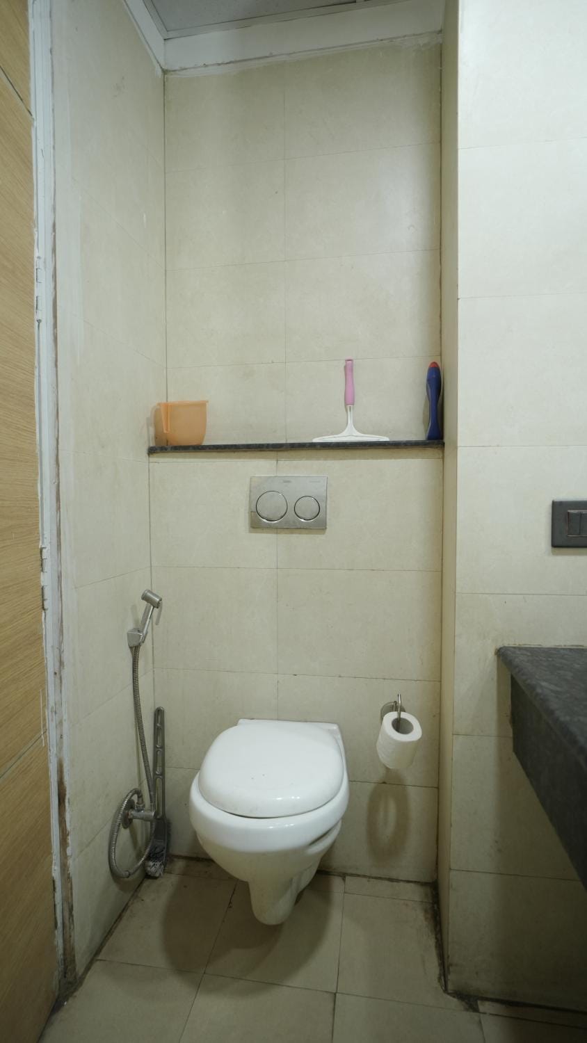 Arista Stays I Large Private Studio in Gaur City Center I Self Check-In I Near Noida Sector 62 & Delhi NCR Apartment in Noida