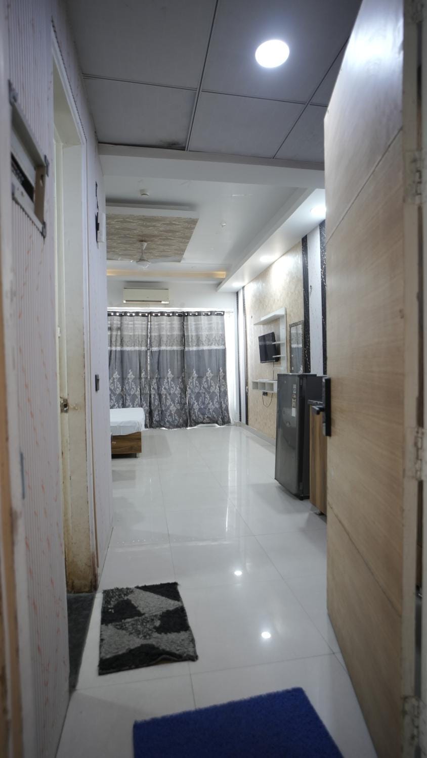 Arista Stays I Large Private Studio in Gaur City Center I Self Check-In I Near Noida Sector 62 & Delhi NCR Apartment in Noida