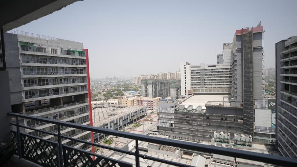 Arista Stays I Large Private Studio in Gaur City Center I Self Check-In I Near Noida Sector 62 & Delhi NCR Apartment in Noida