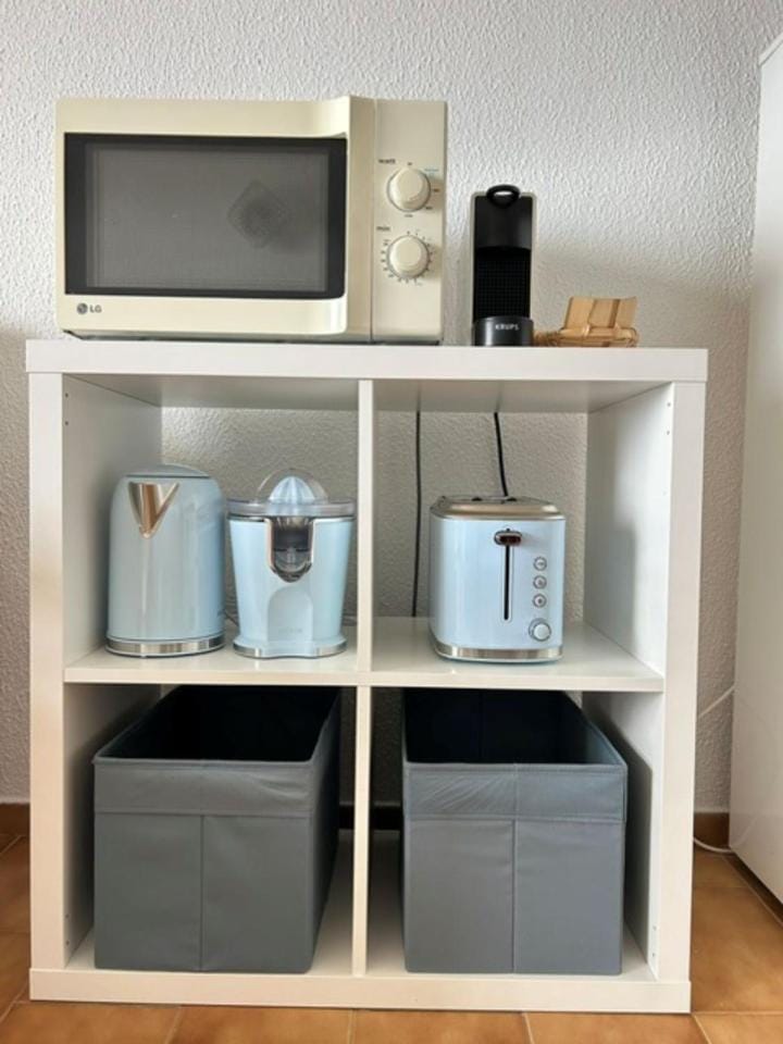 Coffee/tea facilities, microwave