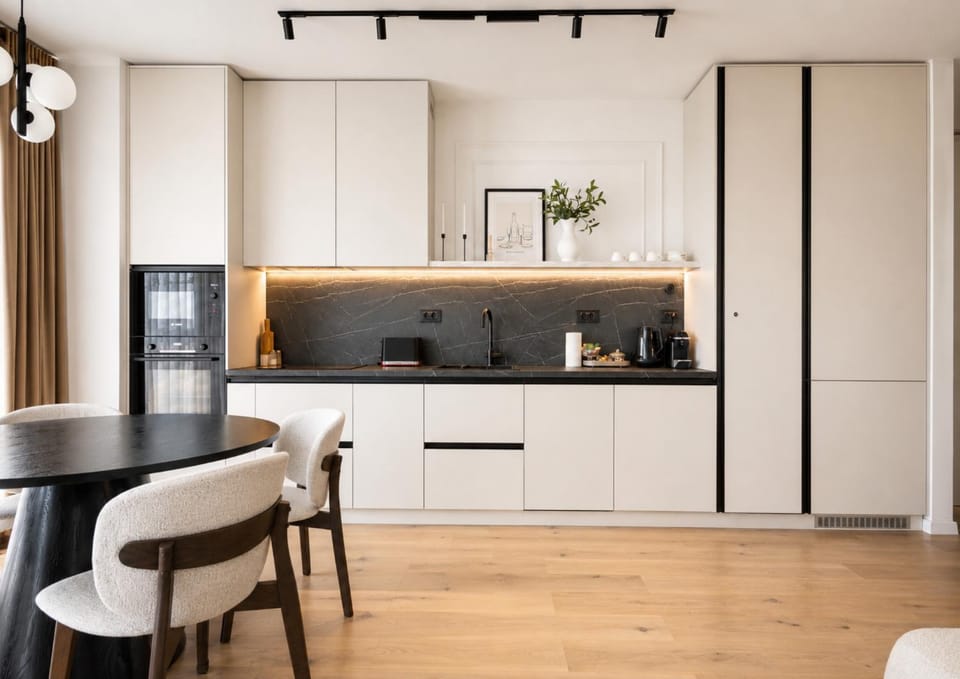 Coffee/tea facilities, Dining area, microwave, oven, stove, kitchen