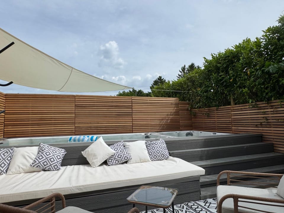 Patio, Hot Tub, Balcony/Terrace, Seating area, Swimming pool