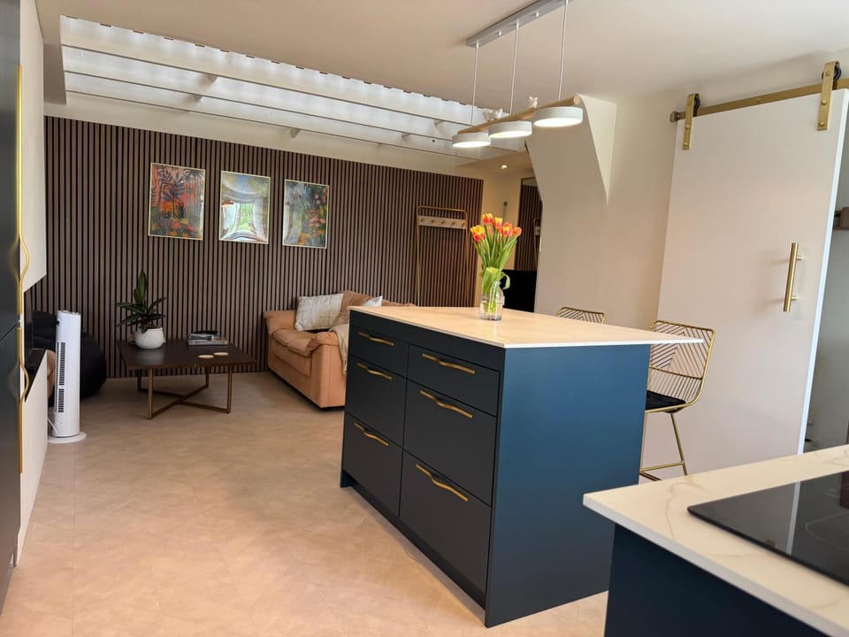 Kitchen or kitchenette, Living room, Seating area, Dining area