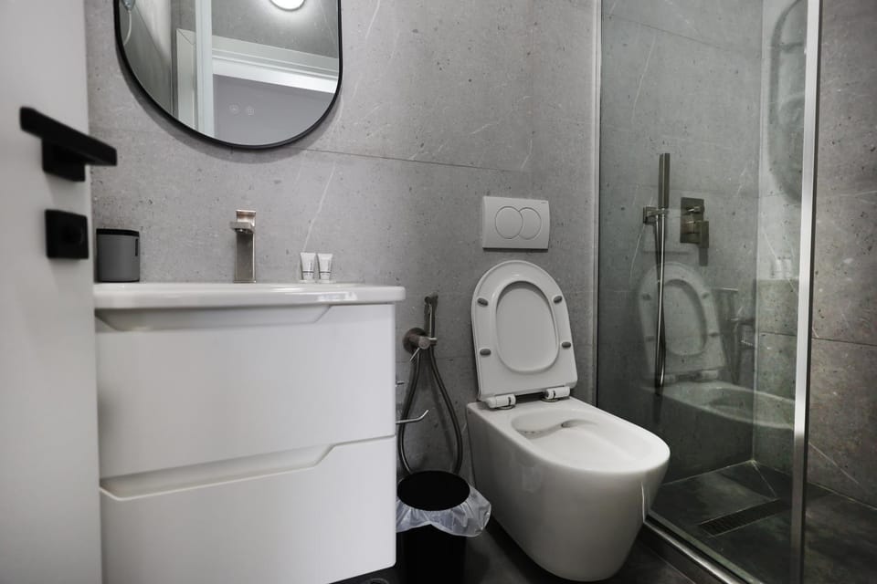 Shower, Toilet, Bathroom, towels
