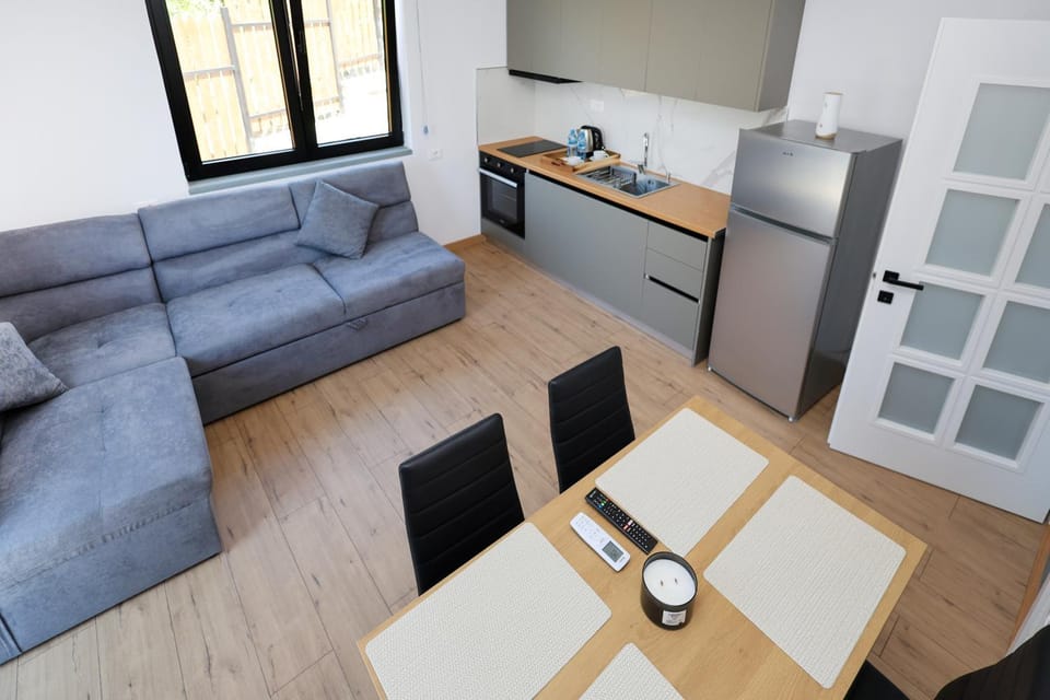 Kitchen or kitchenette, Living room, Seating area, Dining area, oven