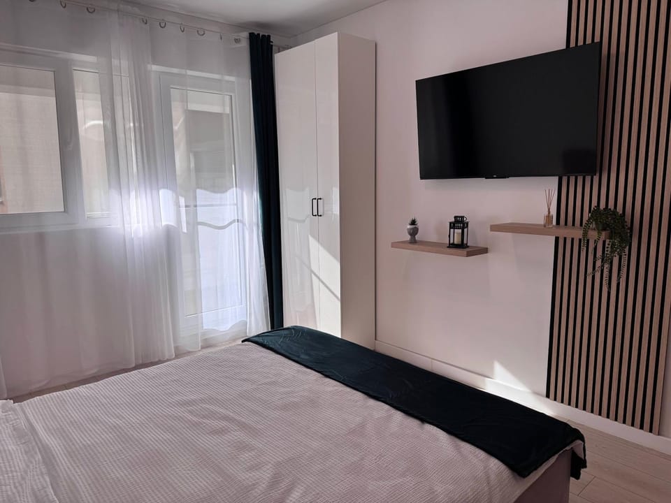 Bed, TV and multimedia, Bedroom