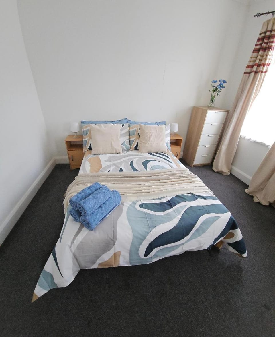 Budget Friendly 2 Bedrooms and Shared Bath for 4 Vacation rental in London
