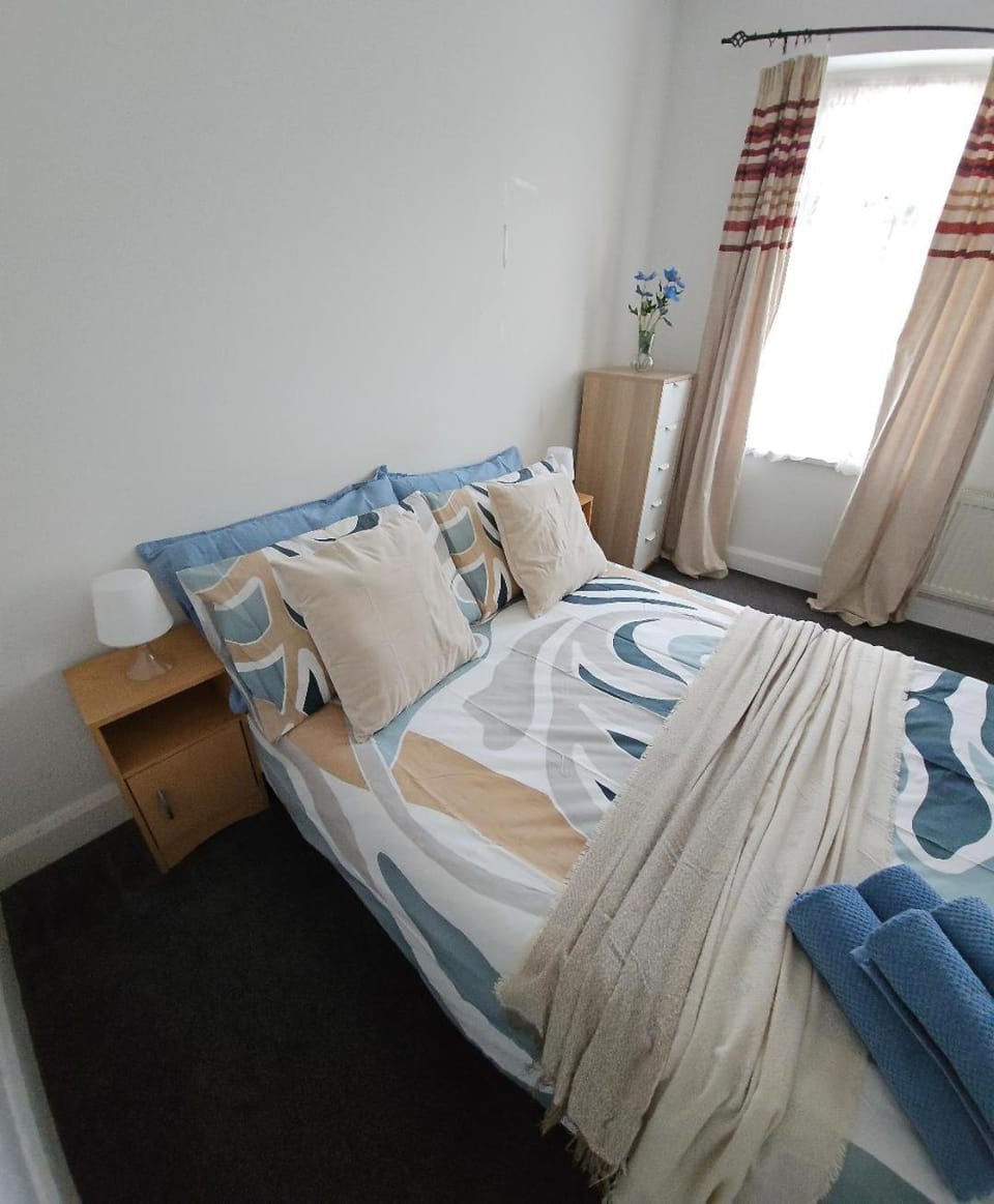 Budget Friendly 2 Bedrooms and Shared Bath for 4 Vacation rental in London