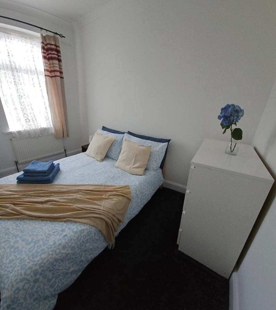 Budget Friendly 2 Bedrooms and Shared Bath for 4 Vacation rental in London